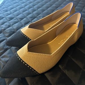 Rothy’s point toe shoe. Size 9.5 Cap toe tan camel and black. NEW